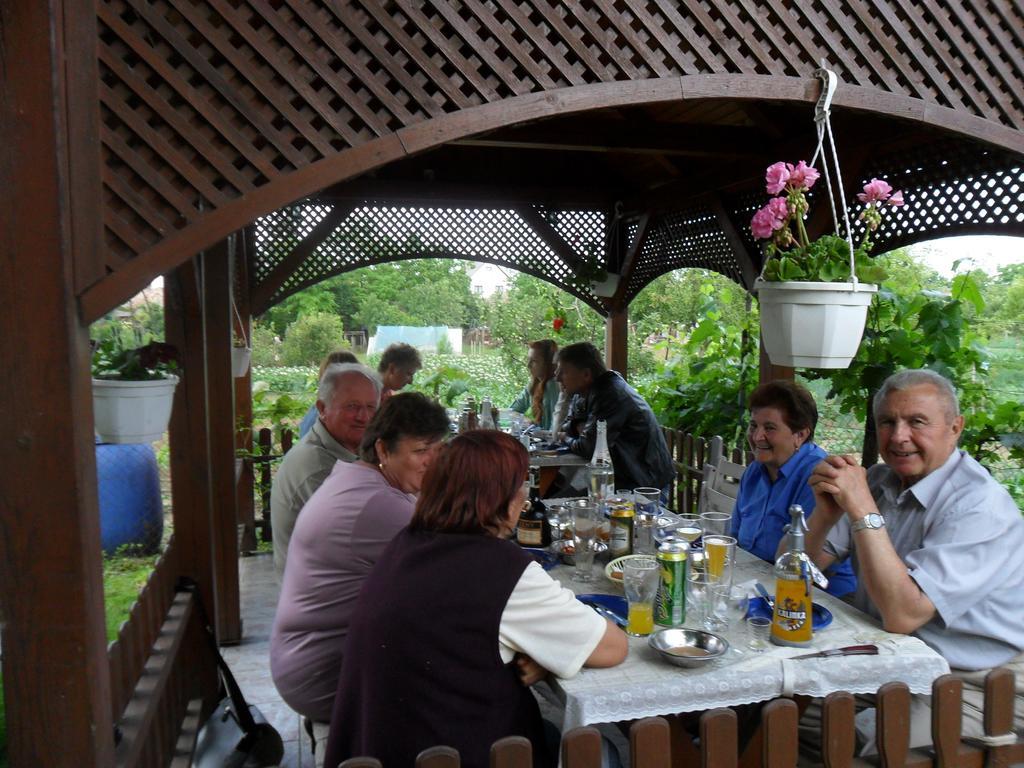 Joli Guesthouse Ordacsehi Esterno foto